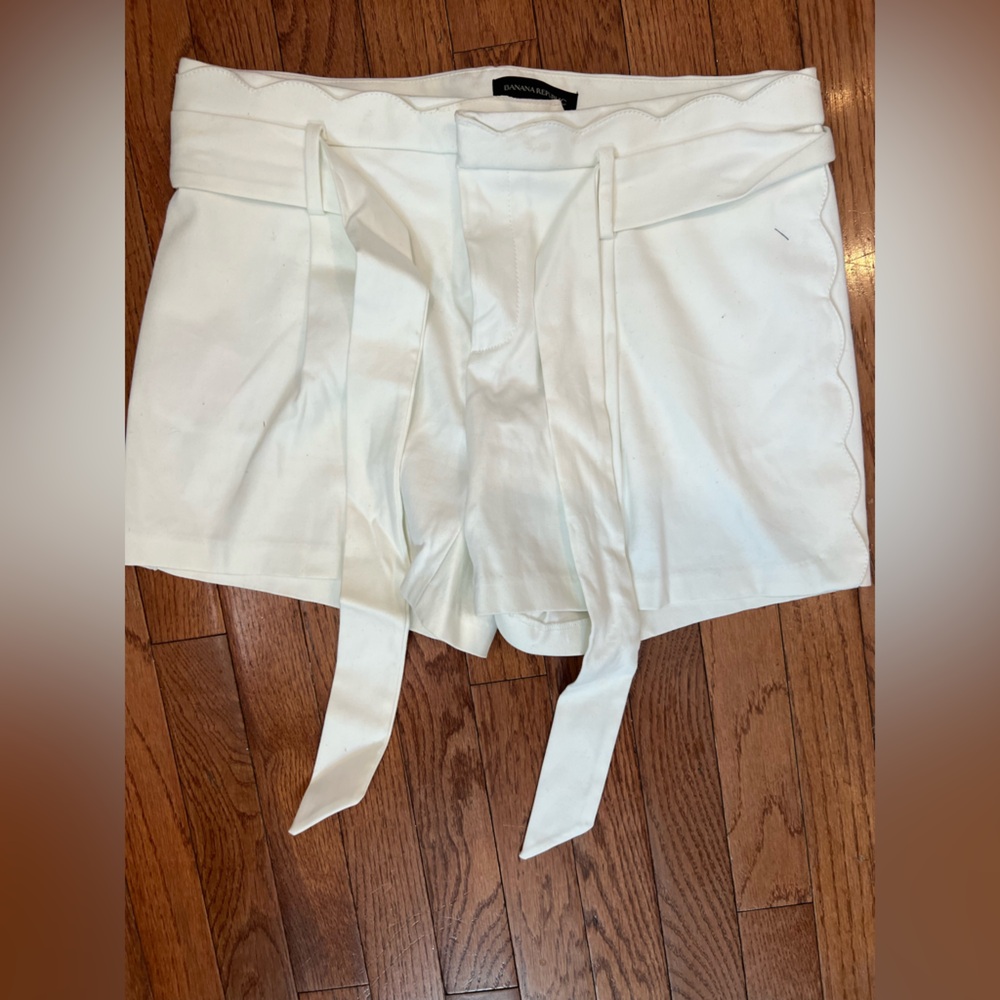 Banana Republic White shorts with Scallop Hem and Tie